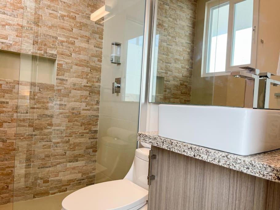 Modern Holiday On The Island - M5 *